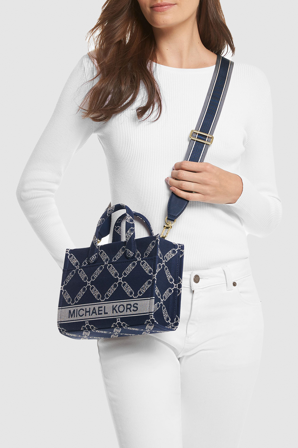 תמונת כל הלוק של תיק נשיאה ג`יג`י בגודל סמול